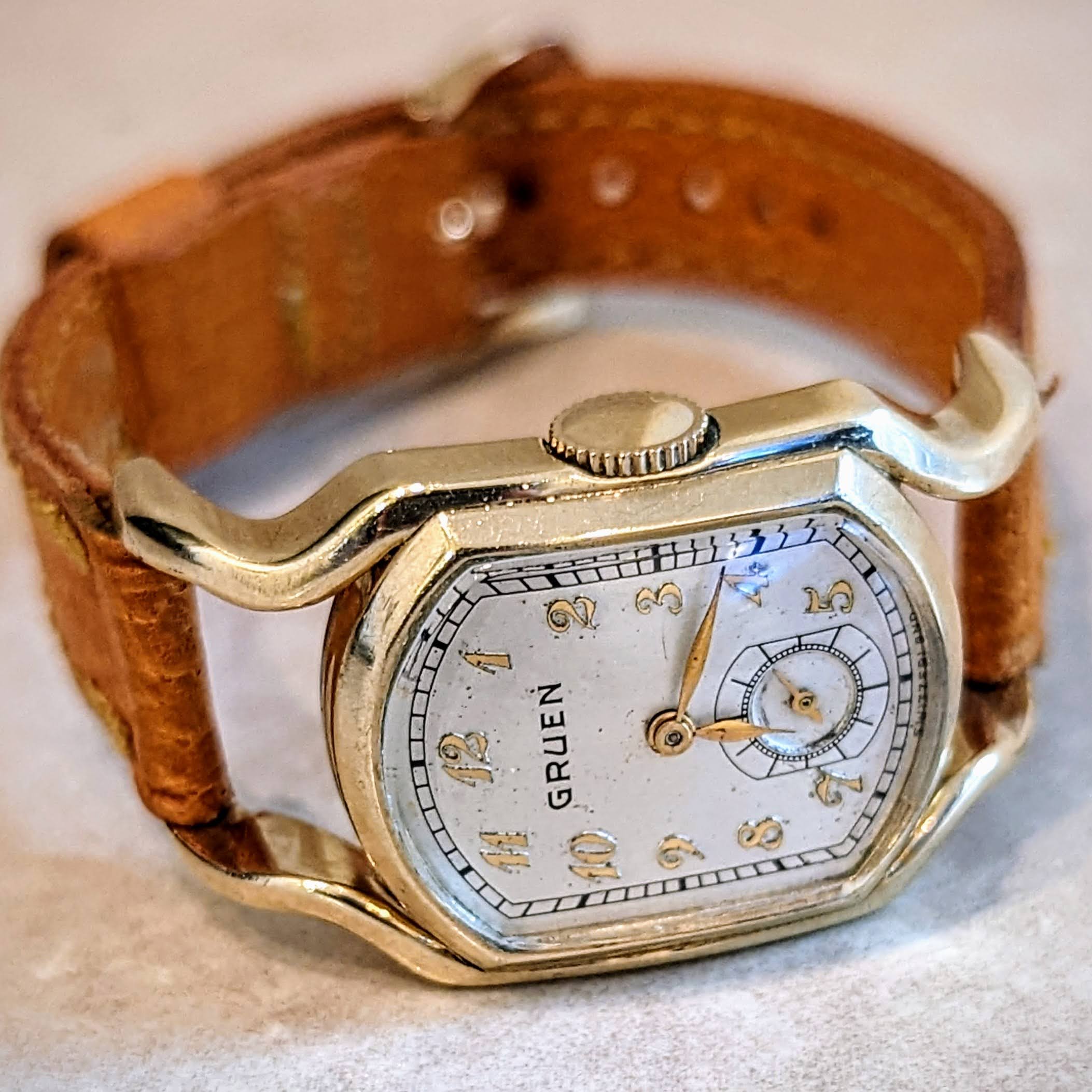 1939 GRUEN Driver’s Ristside “The Varsity” Wristwatch Curved Watch - Image 6