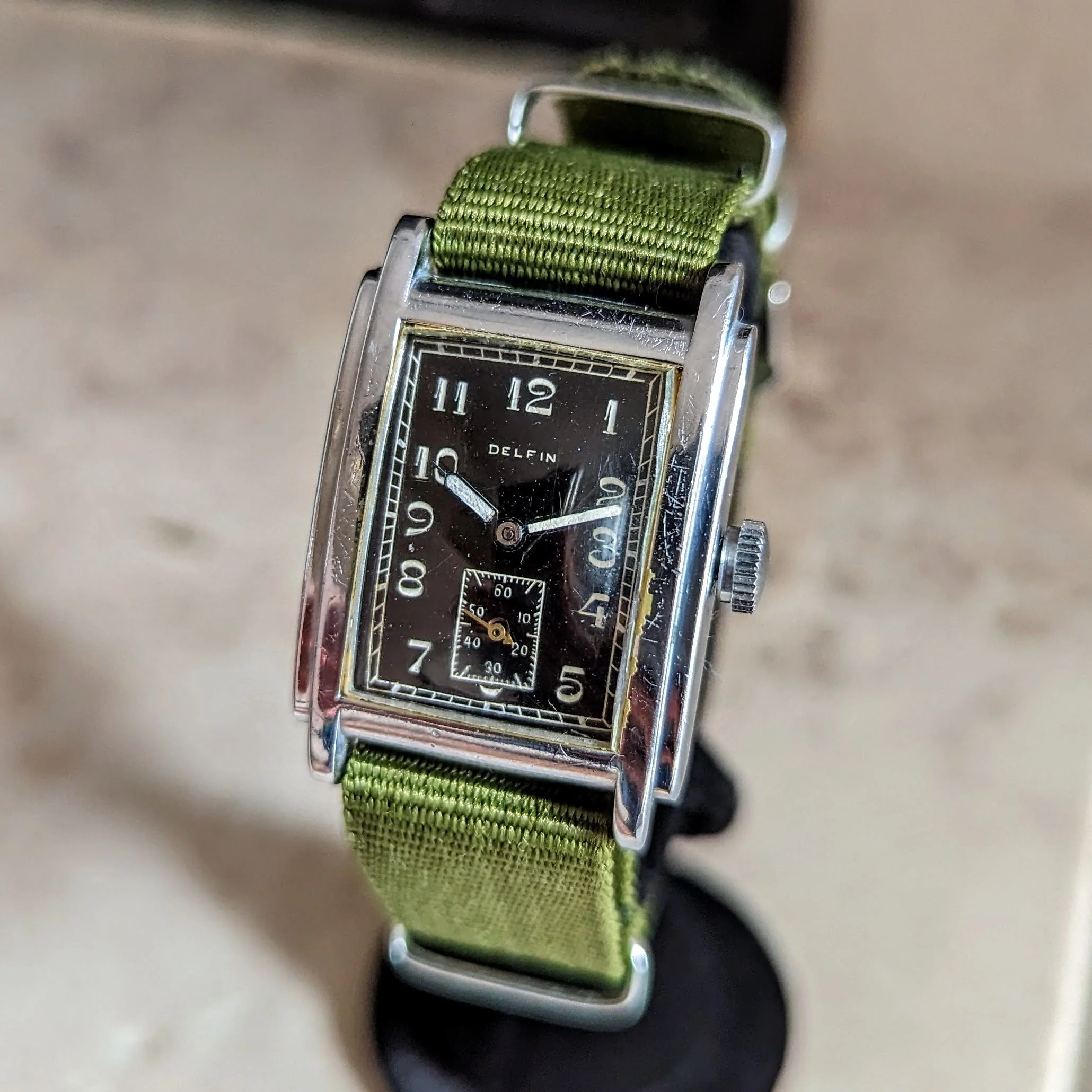 1940s DELFIN Tank Wristwatch 15 Rubies Swiss Made Vintage Watch - Image 4