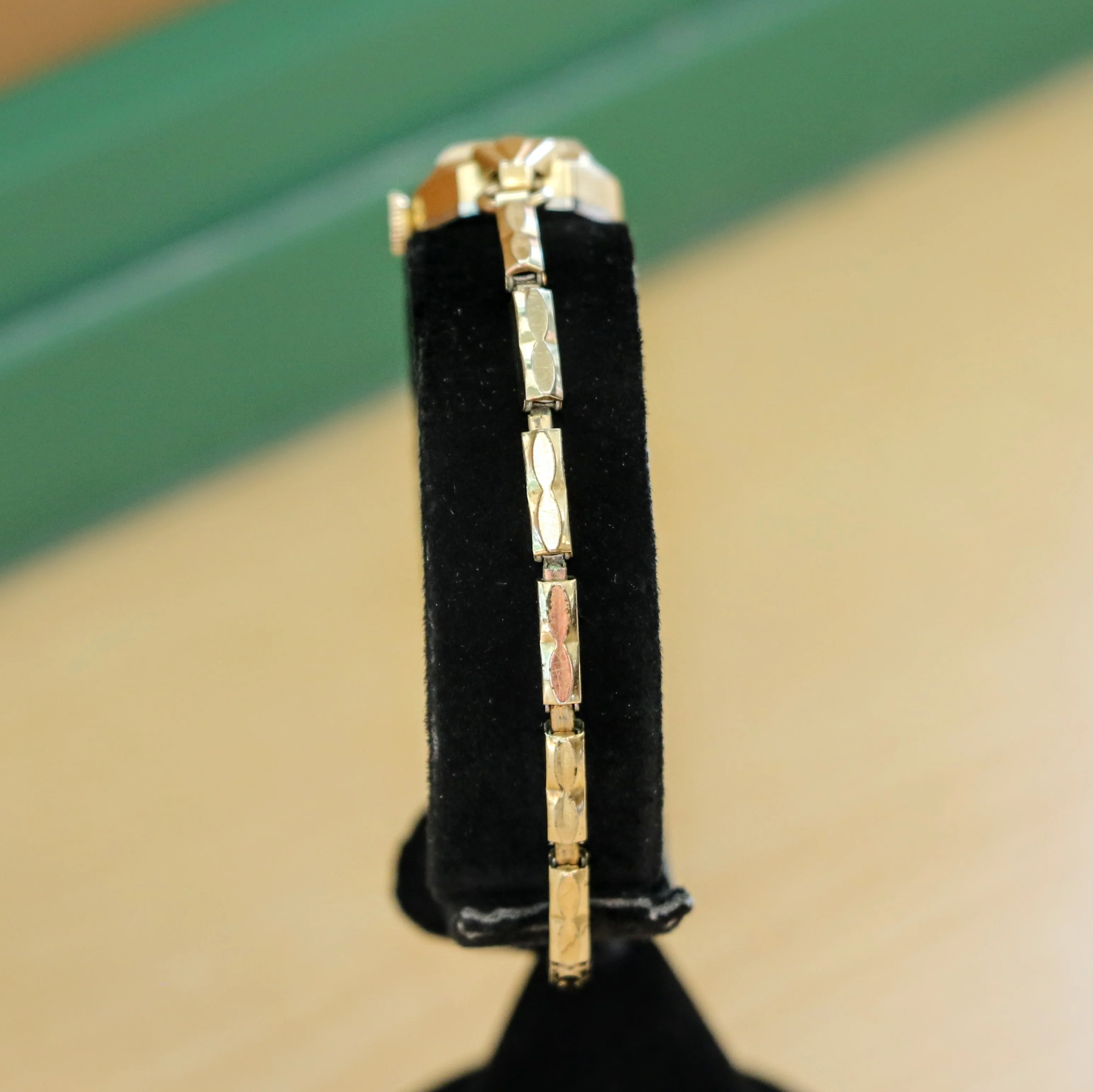 1970 CARAVELLE Wristwatch by Bulova 17 Jewels Cal. 0162 Ladies Cocktail Watch - Image 6