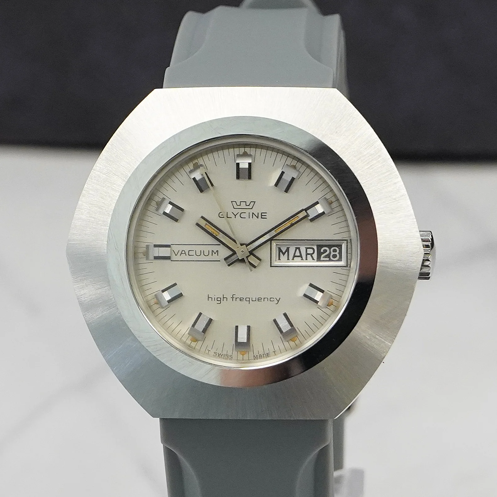1970s NOS Glycine Vacumm High Frequency Mechanical Watch 343.121 Day/Date 42mm S.S.
