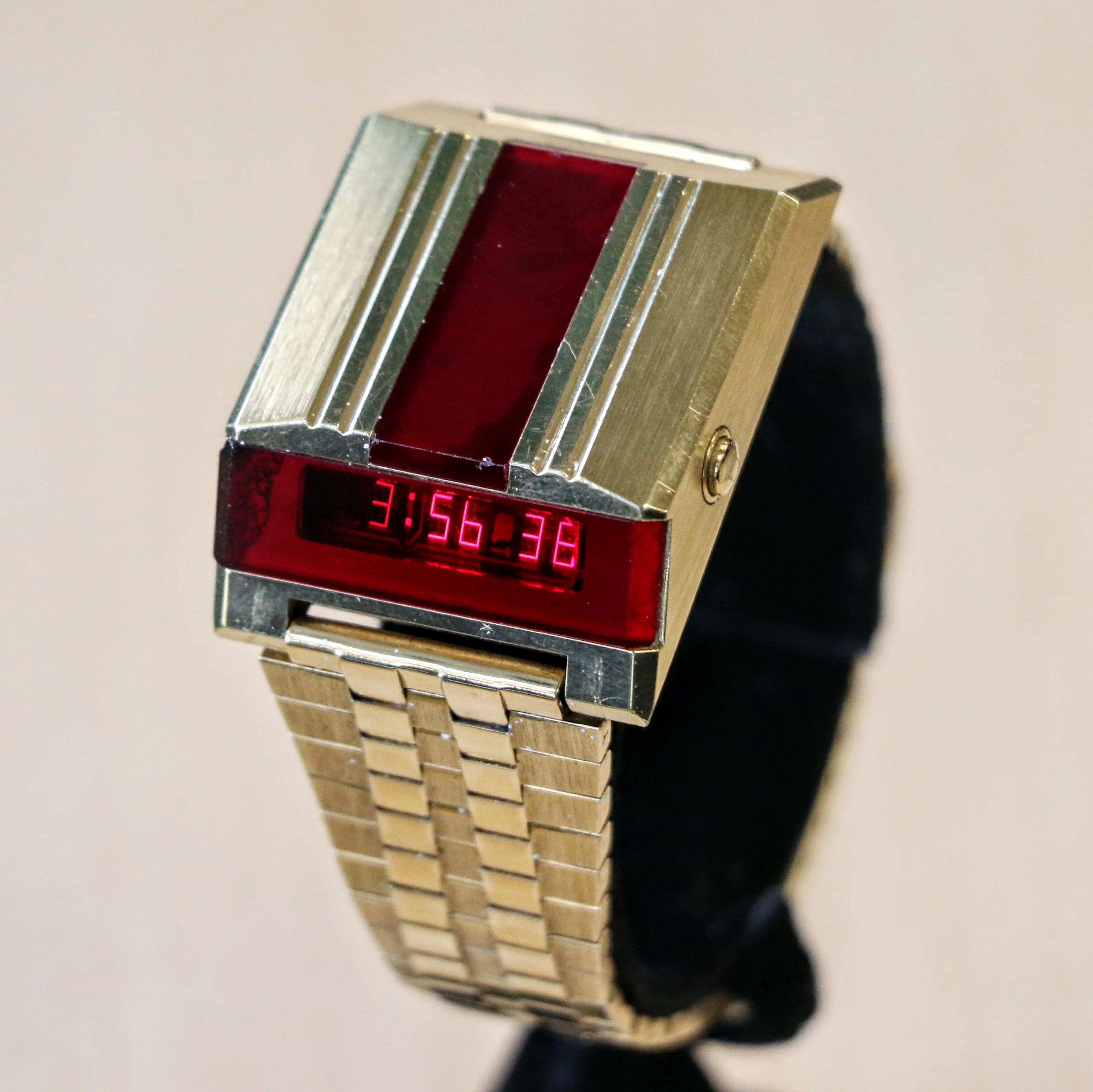 1977 BULOVA Computron Wristwatch Vintage Digital LED Watch CELL 228 - All Original - Image 2