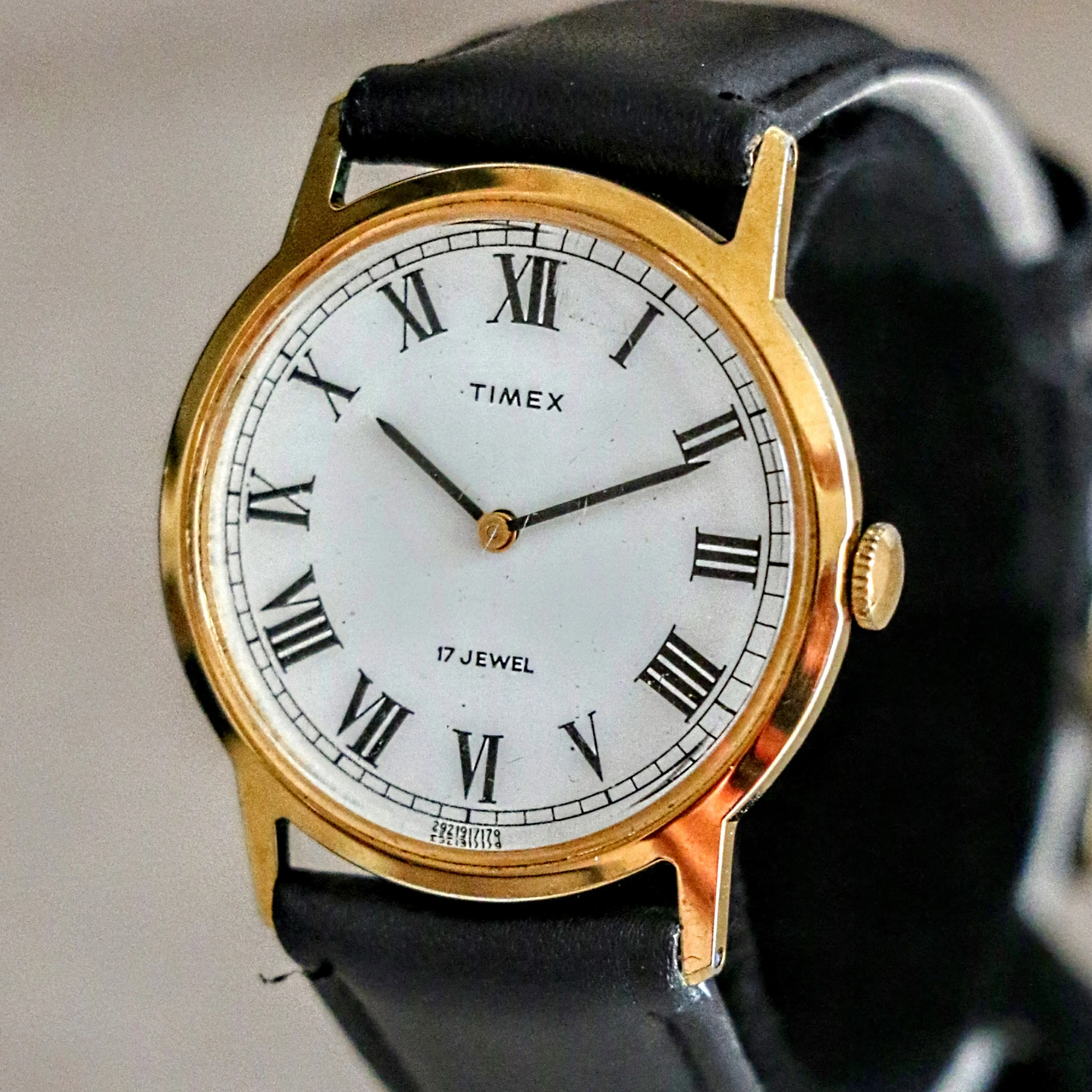 1979 TIMEX Watch Roman Numerals 17 Jewels Manual Wind 33mm Wristwatch - Image 3