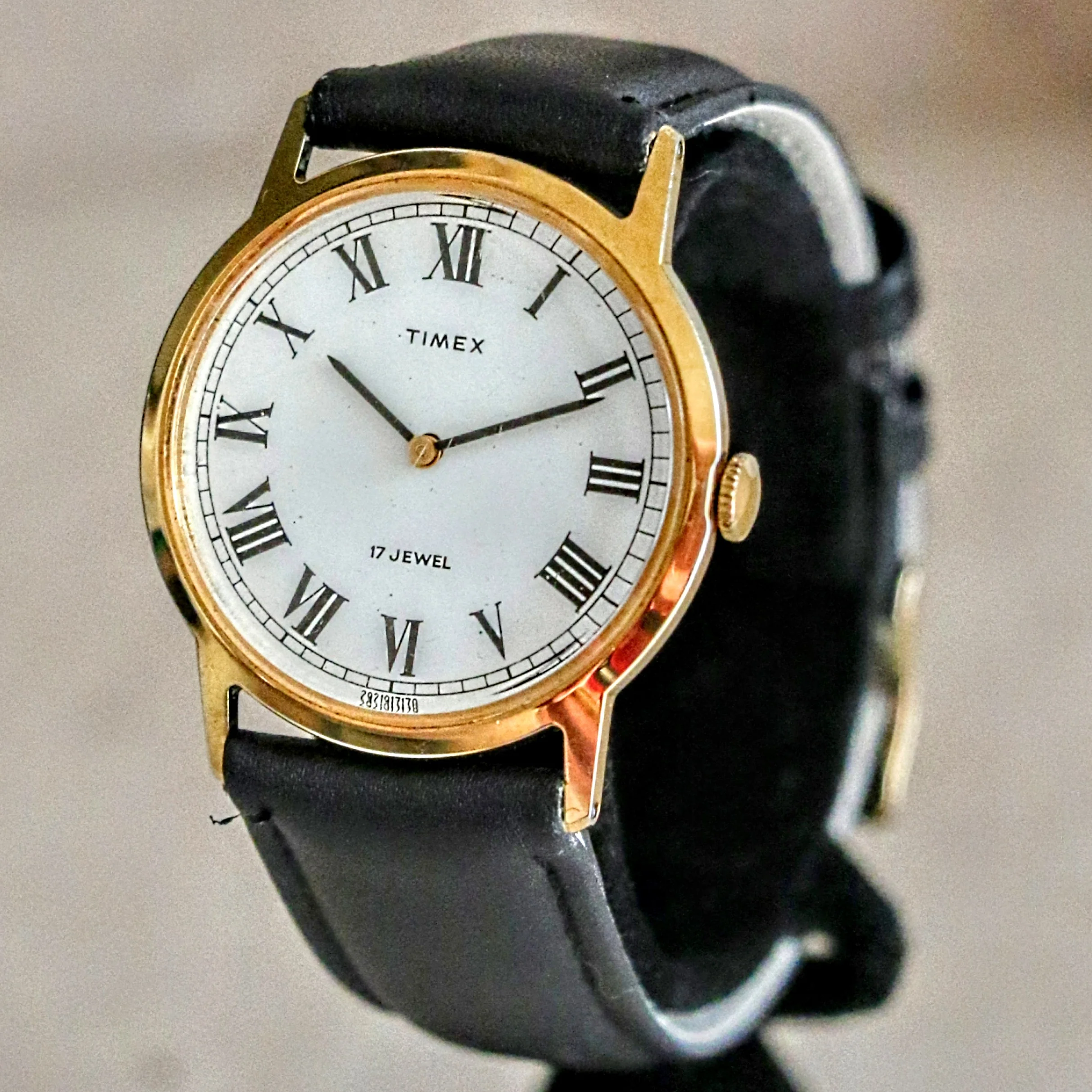 1979 TIMEX Watch Roman Numerals 17 Jewels Manual Wind 33mm Wristwatch - Image 4