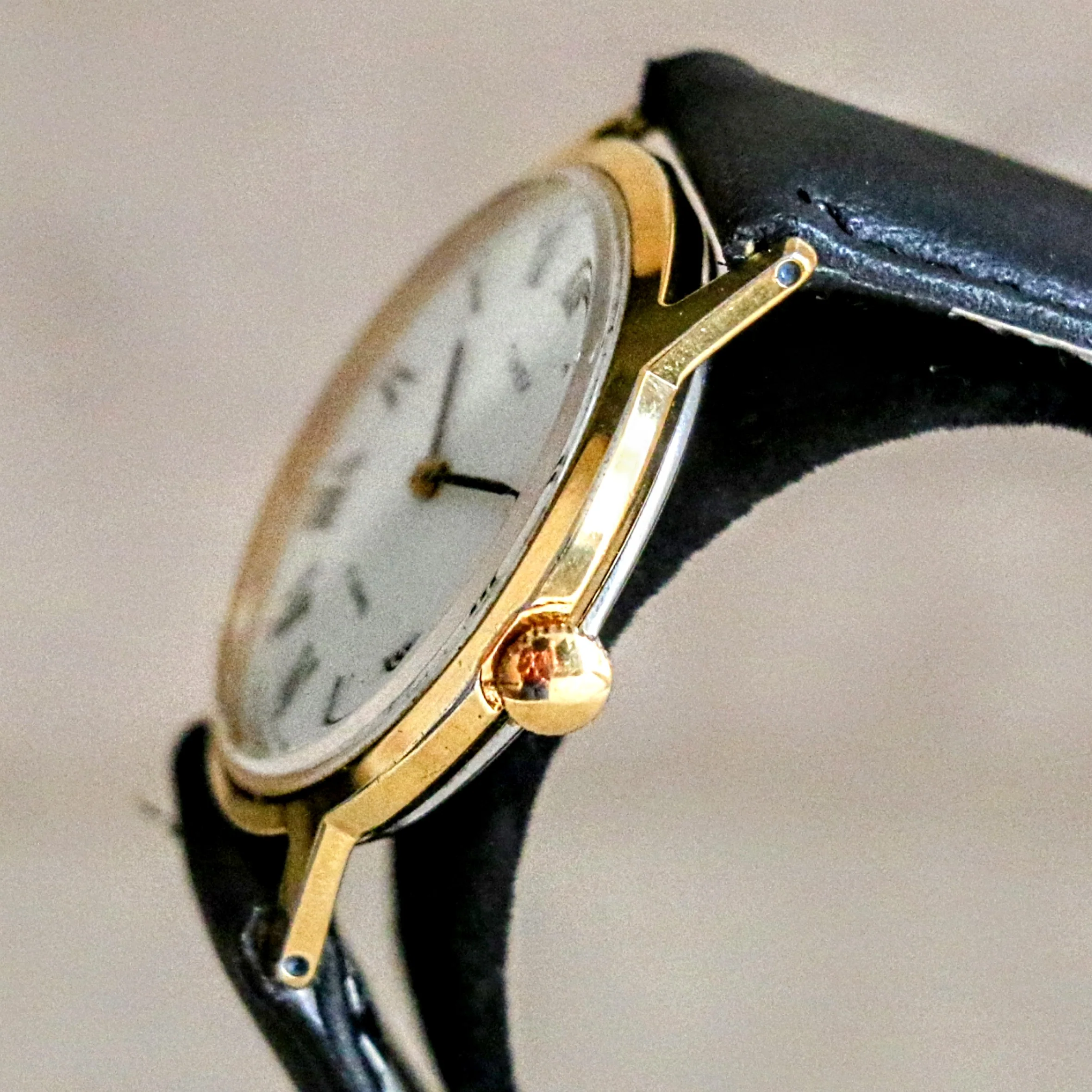 1979 TIMEX Watch Roman Numerals 17 Jewels Manual Wind 33mm Wristwatch - Image 5