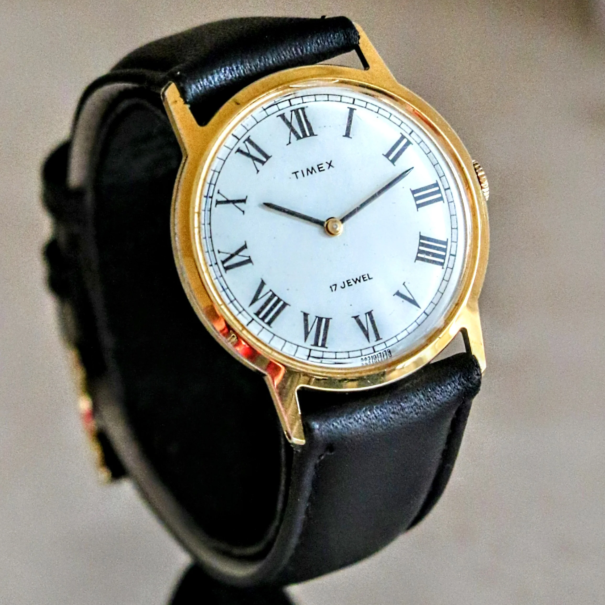 1979 TIMEX Watch Roman Numerals 17 Jewels Manual Wind 33mm Wristwatch - Image 8