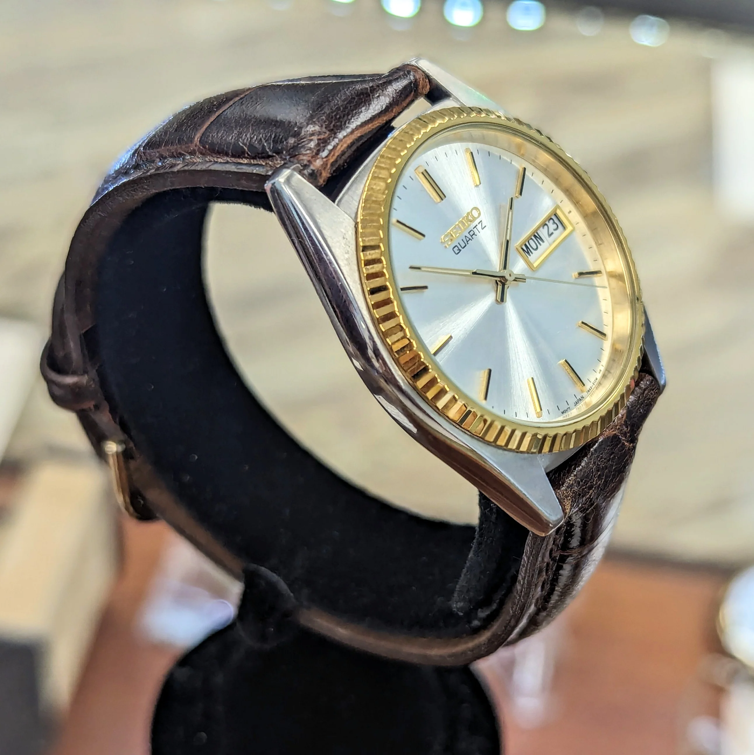 1994 SEIKO Quartz Watch Day/Date 7N43-8111 Two-Tone Vintage Wristwatch - Image 2