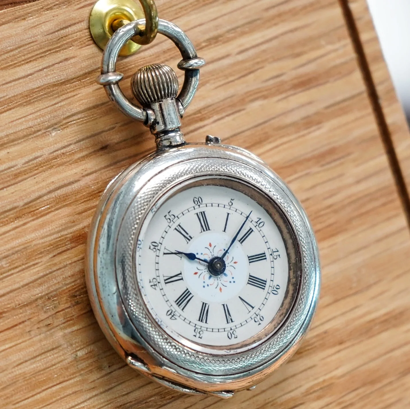 Antique Ladies Pocket Watch Openface Silver Case Button Set Remontoir Cylindre 10 Rubis Decorated Dial - Image 2