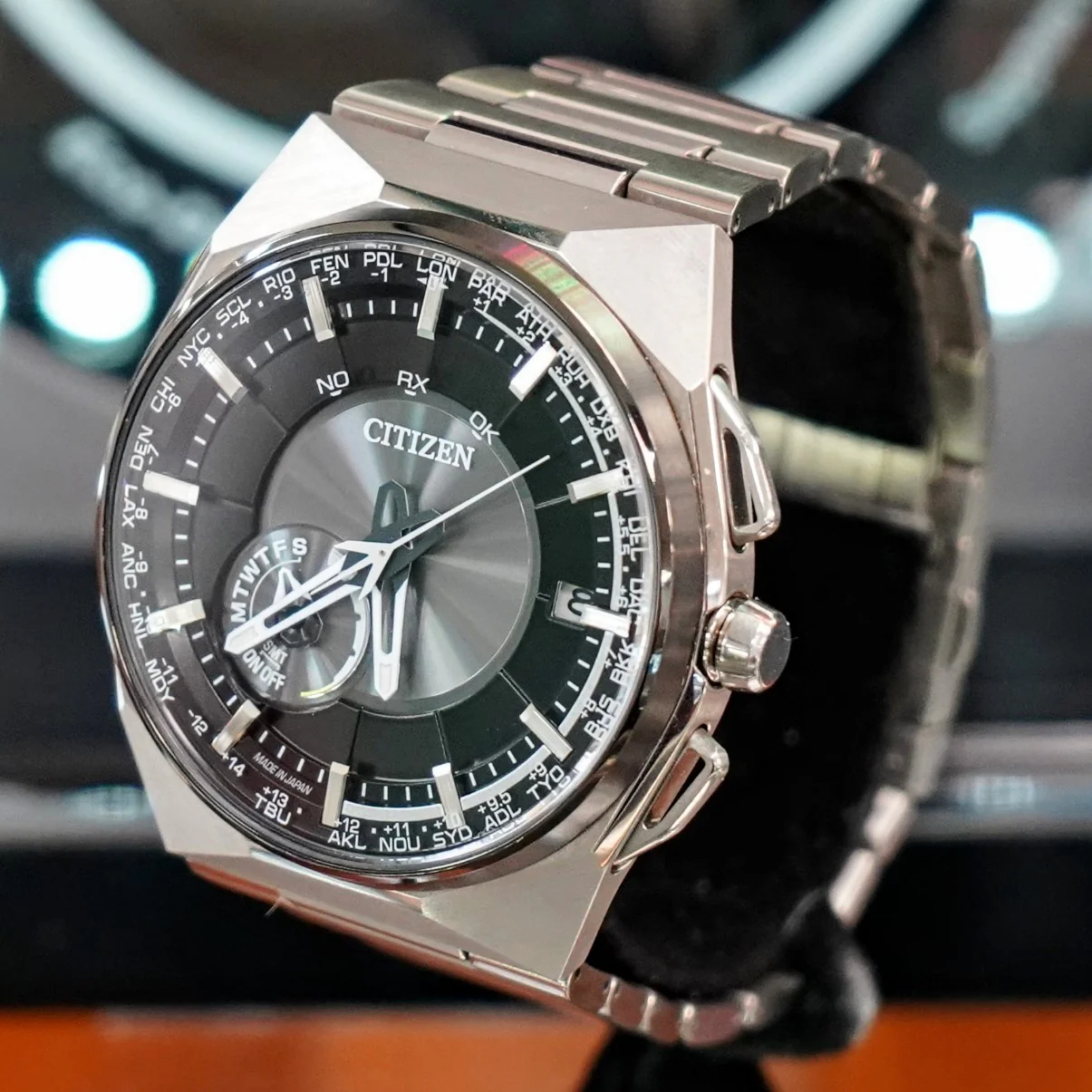 CITIZEN Eco-Drive Satellite Wave Wristwatch Super Titanium Case & Bracelet Ref. CC2006-53E F100-T020177 - In Box! - Image 5
