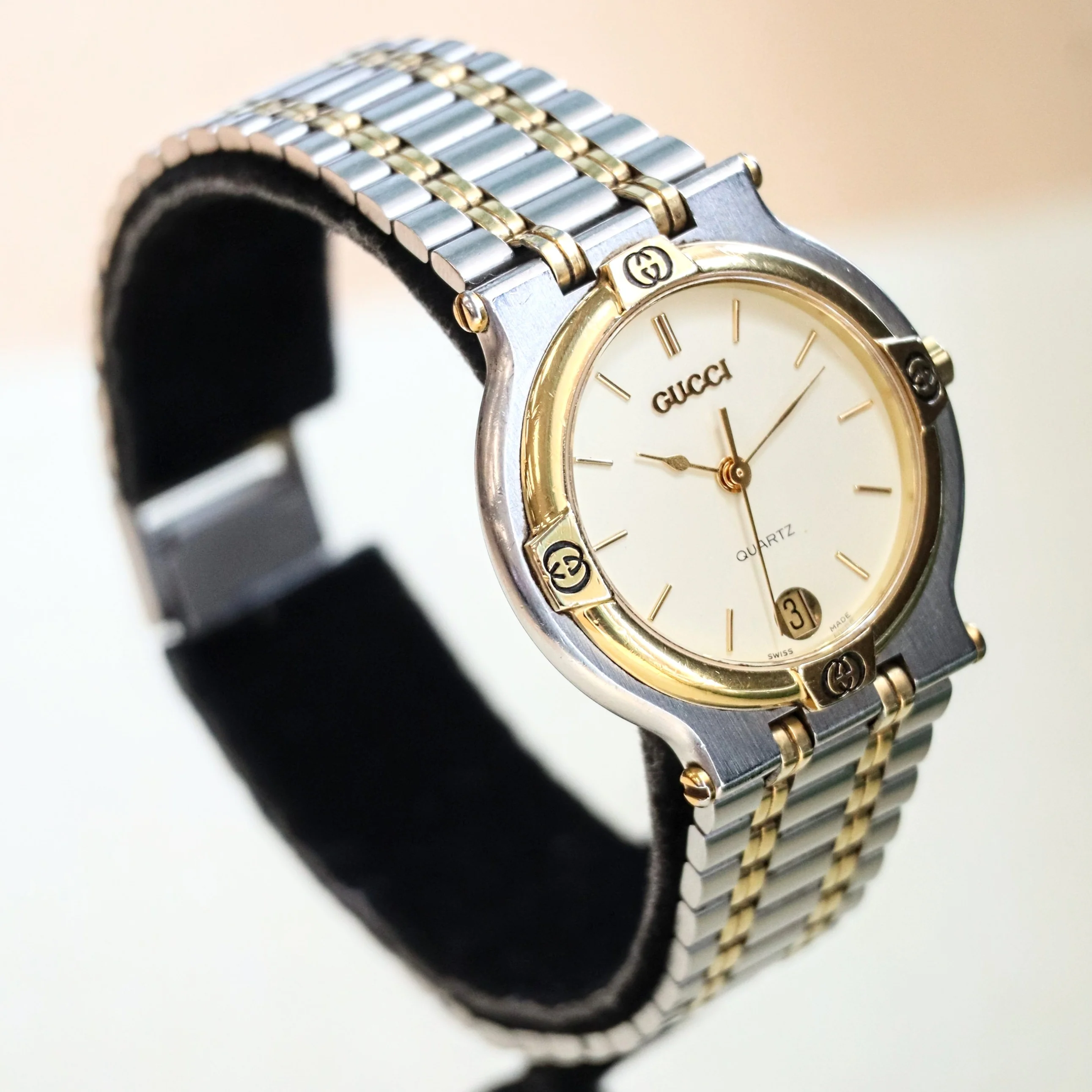 GUCCI 9000M Watch Date Indicator Two-Tone Case & Bracelet Swiss Made Quartz Wristwatch - Image 4