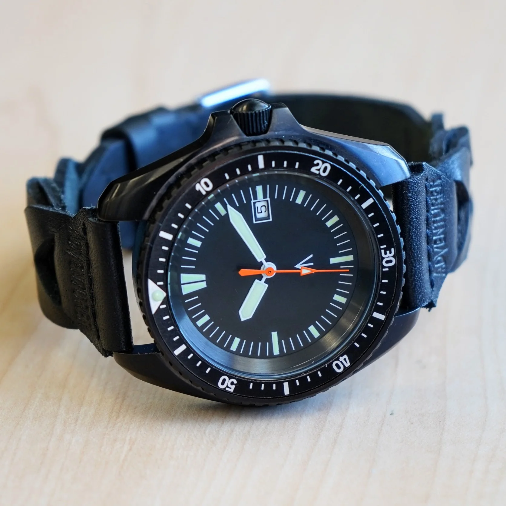 NOS! British Military Style Diver Watch Date Indicator Quartz Wristwatch Black Dial 42mm - Image 9