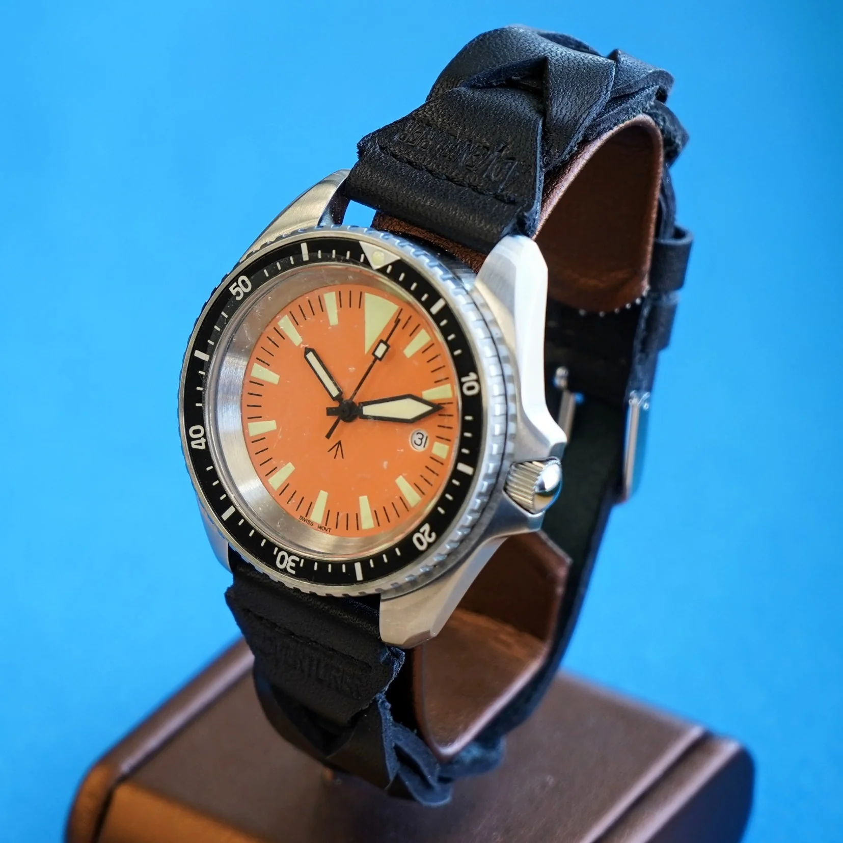 NOS! British Military Style Diver Watch Date Indicator Quartz Wristwatch Orange Dial 42mm - Image 5