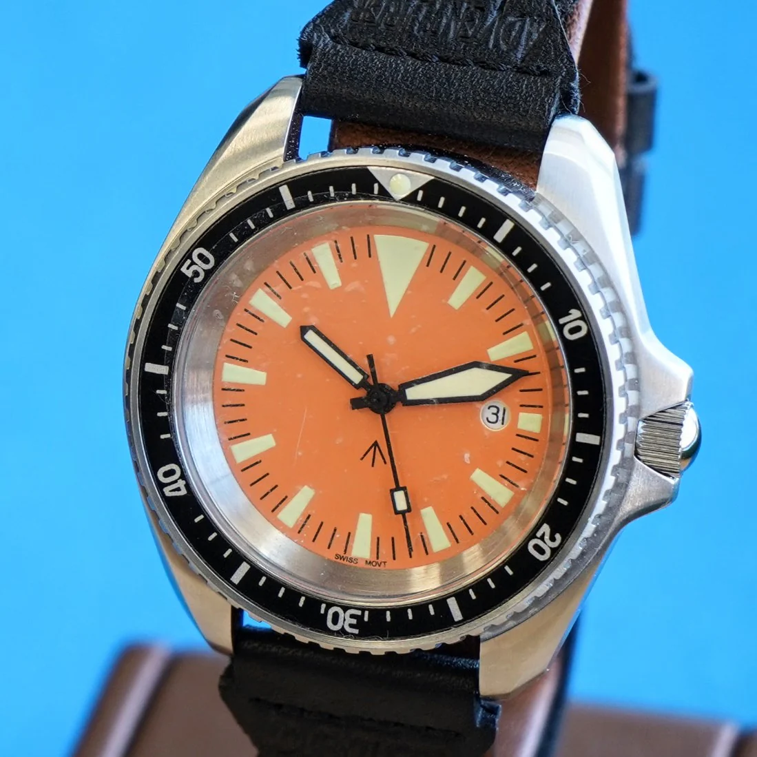 NOS! British Military Style Diver Watch Date Indicator Quartz Wristwatch Orange Dial 42mm - Image 6