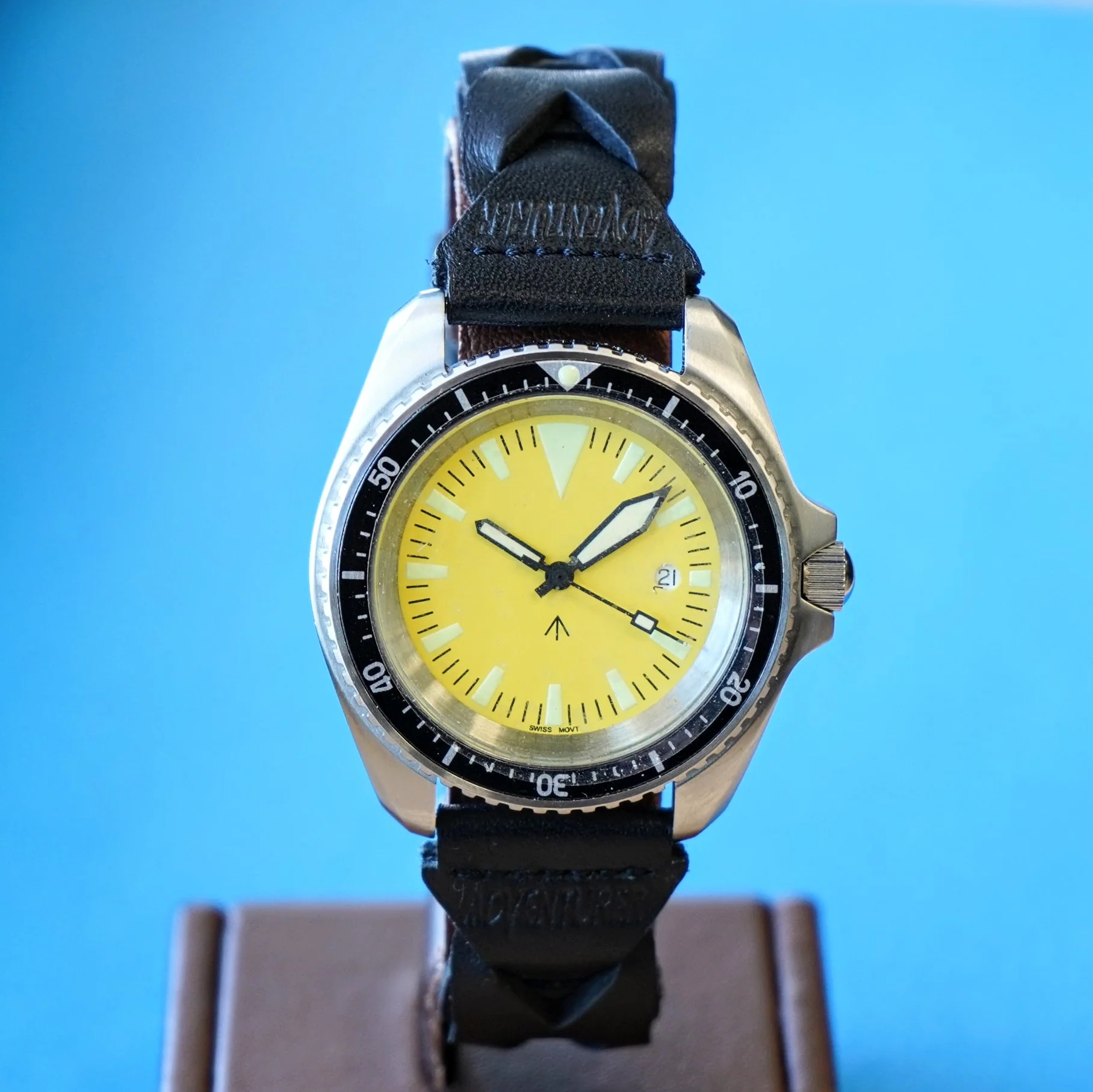NOS! British Military Style Diver Watch Date Indicator Quartz Wristwatch Yellow Dial 42mm - Image 2