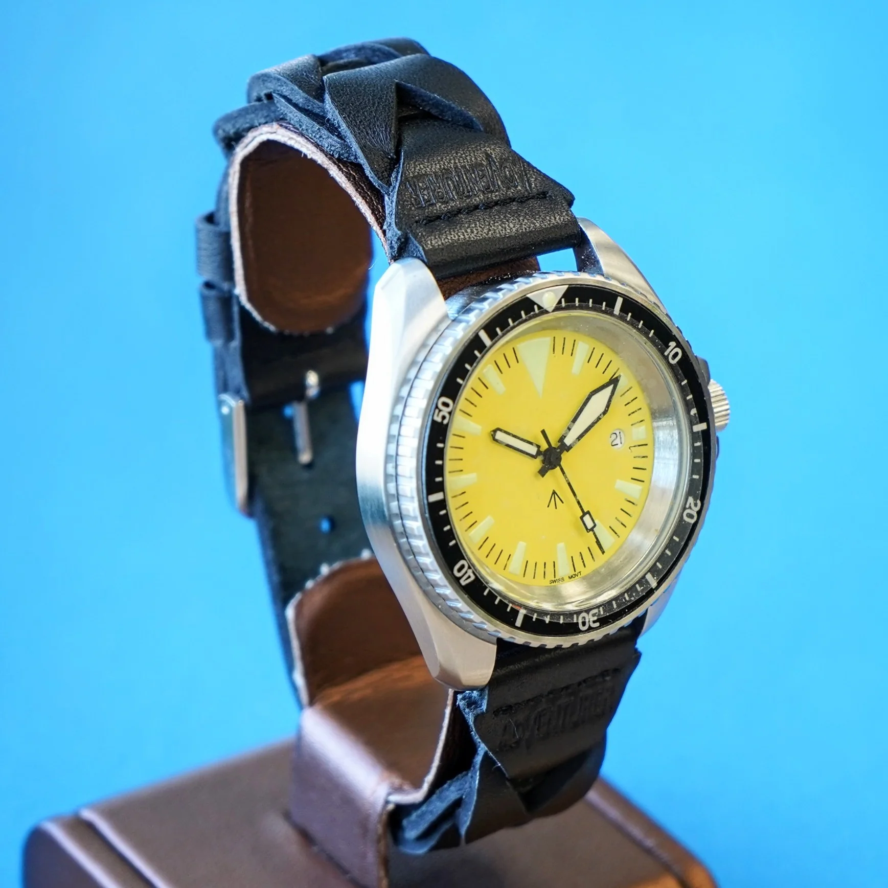 NOS! British Military Style Diver Watch Date Indicator Quartz Wristwatch Yellow Dial 42mm - Image 3