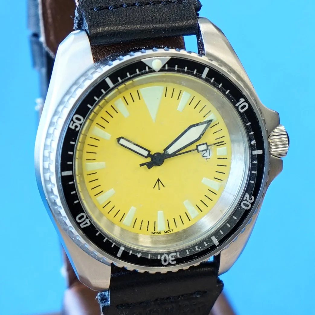 NOS! British Military Style Diver Watch Date Indicator Quartz Wristwatch Yellow Dial 42mm - Image 4