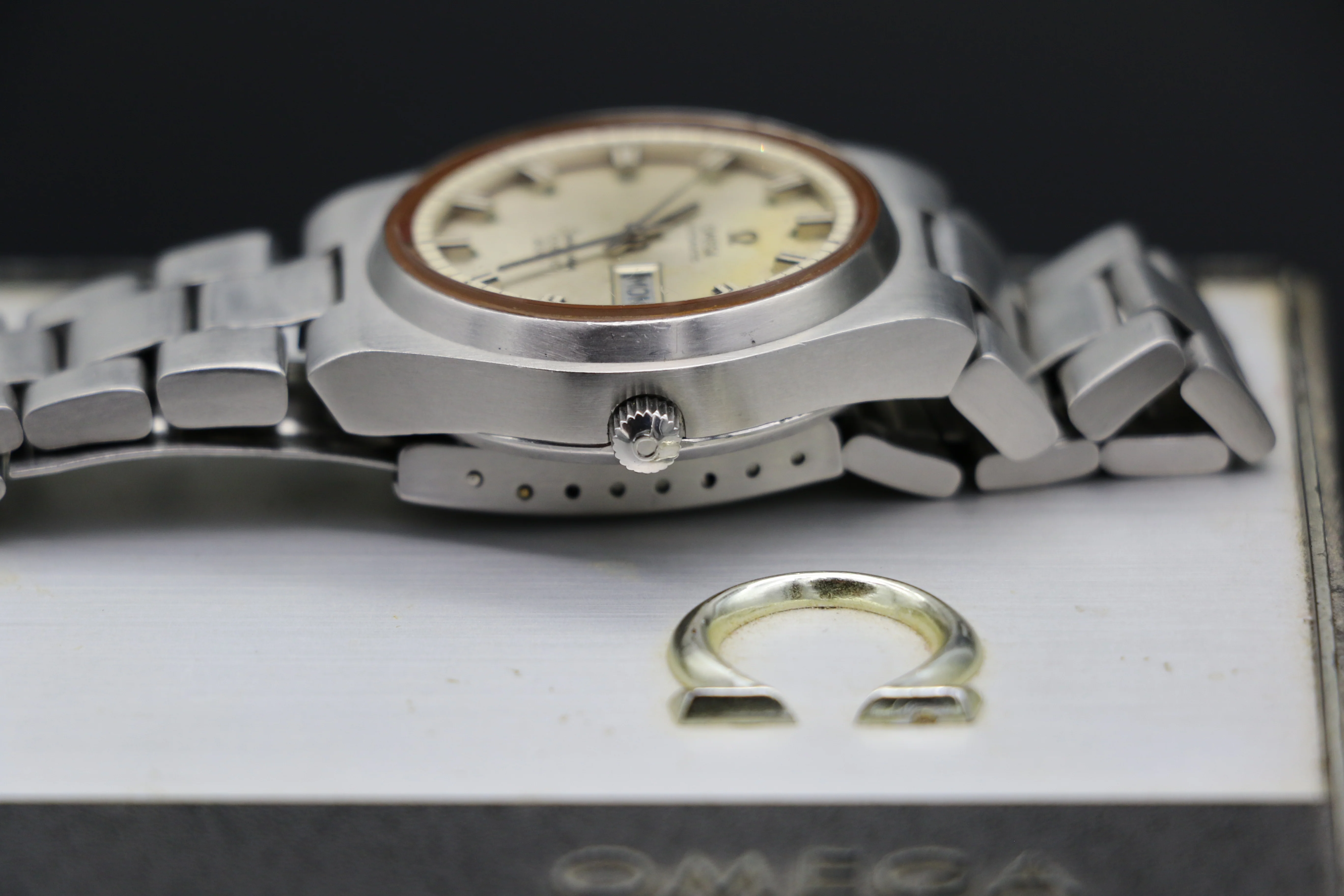 OMEGA Seamaster Cosmic 2000 Automatic High Beat Day/Date Wristwatch - Image 9