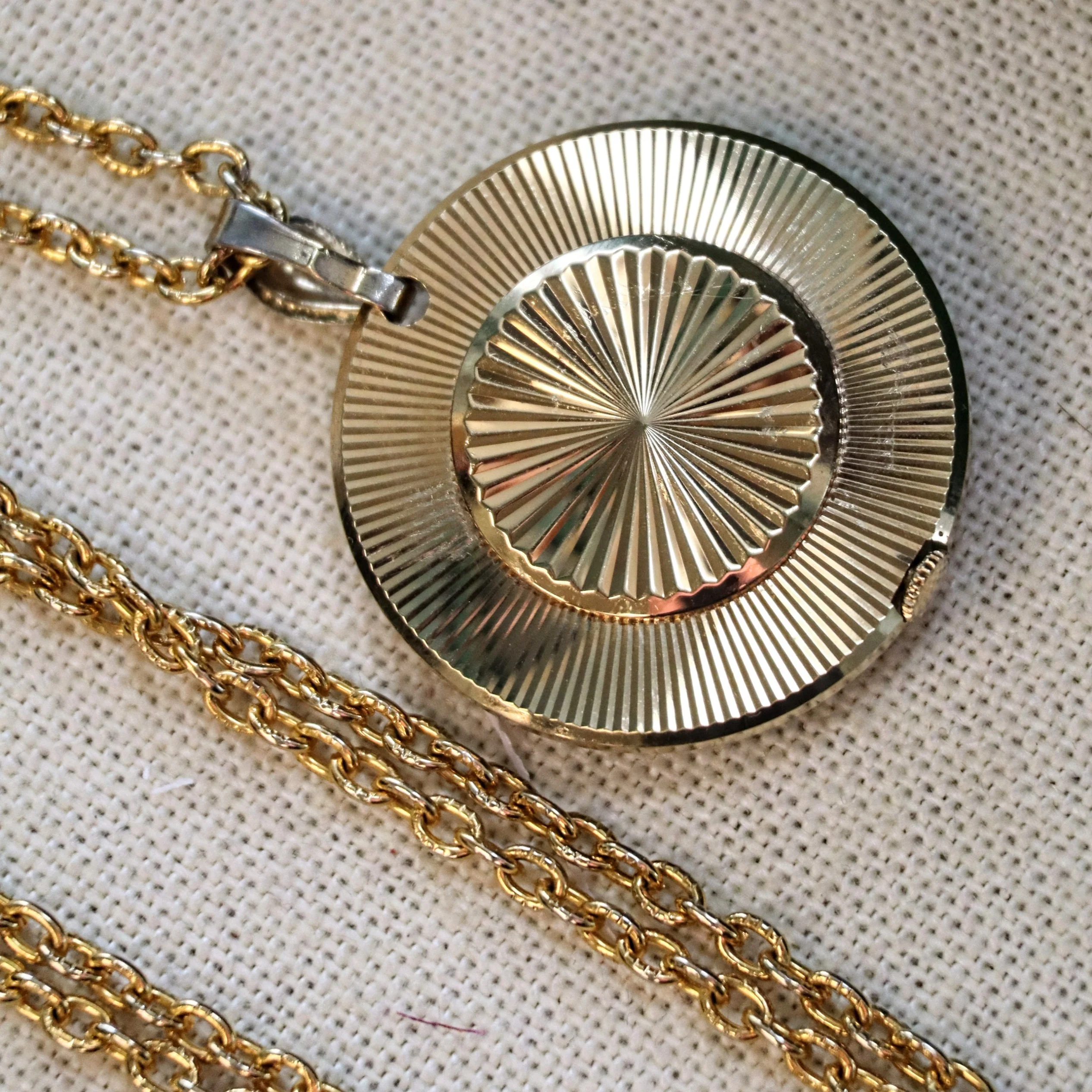 1967 CARAVELLE by Bulova Ladies Pendant 7 Jewels Watch with GP Link Chain 24" - Image 10