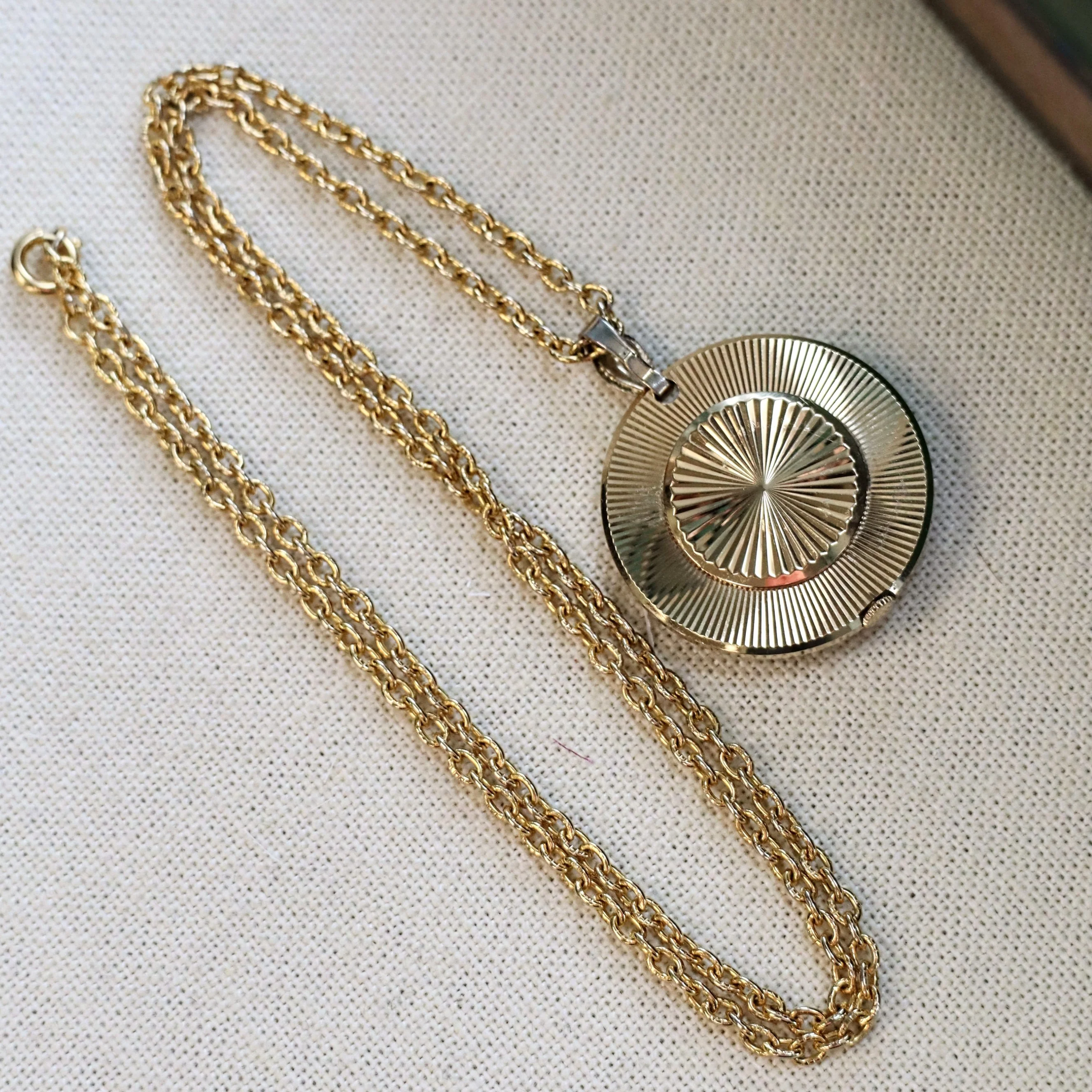 1967 CARAVELLE by Bulova Ladies Pendant 7 Jewels Watch with GP Link Chain 24" - Image 9