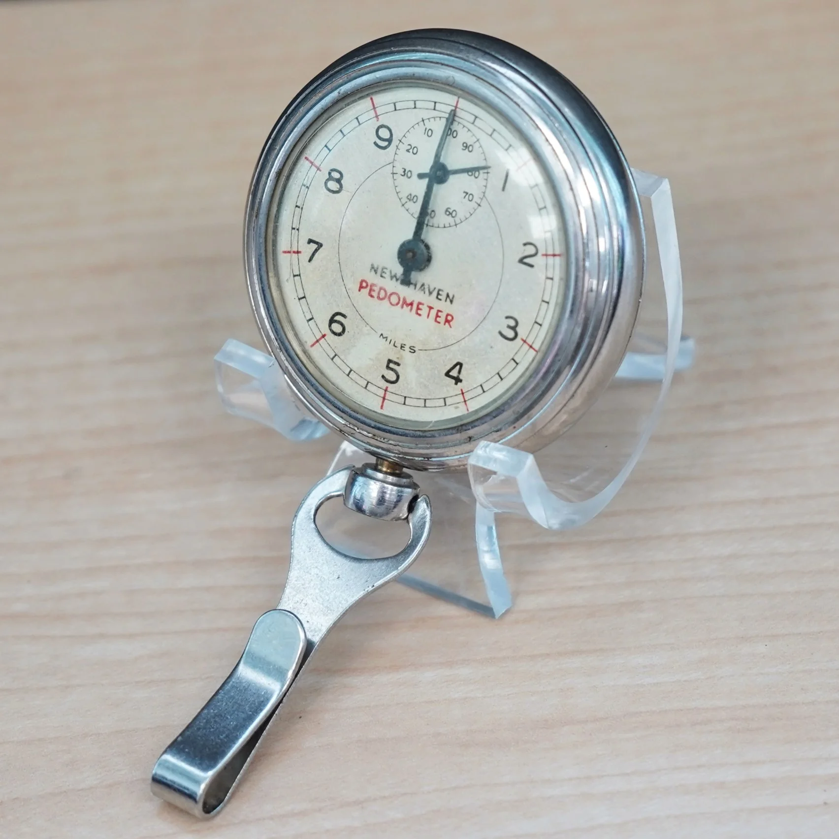 Vintage NEW HEAVEN 100 Miles Pedometer - Silver tone round case w/holder - Image 4