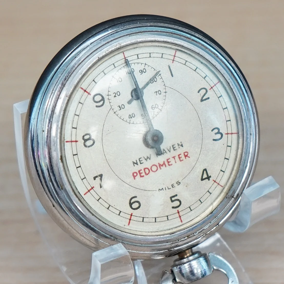 Vintage NEW HEAVEN 100 Miles Pedometer - Silver tone round case w/holder - Image 5