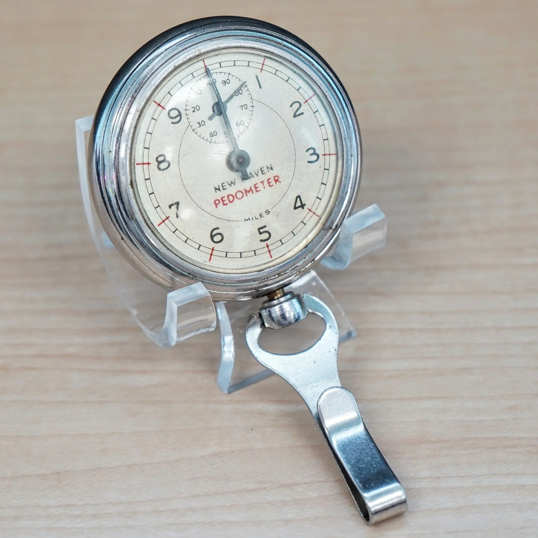 Vintage NEW HEAVEN 100 Miles Pedometer - Silver tone round case w/holder - Image 6