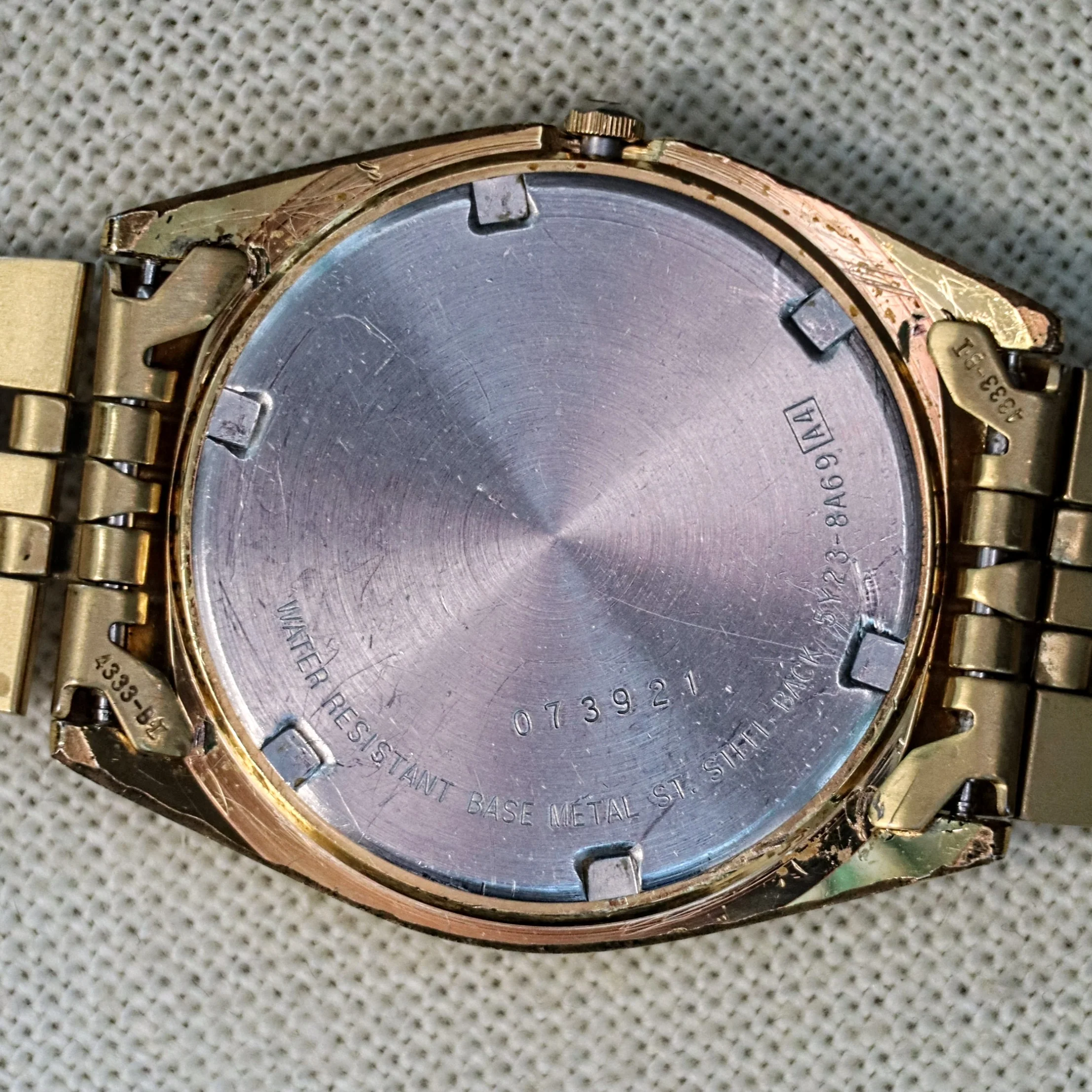 1990 SEIKO SQ Quartz Watch Day/Date 5Y23 Coin Edge Bezel and Original Bracelet - Image 10