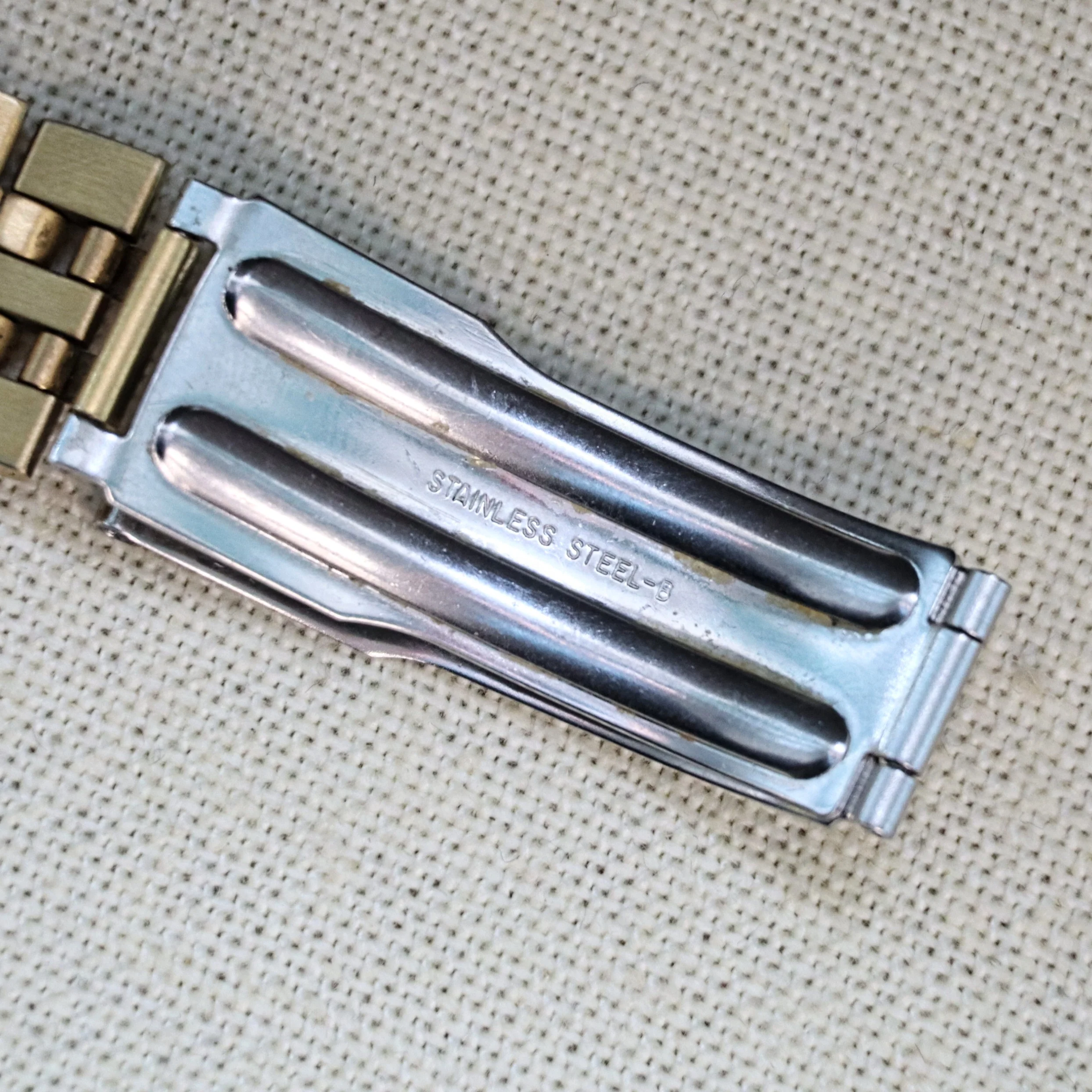 1990 SEIKO SQ Quartz Watch Day/Date 5Y23 Coin Edge Bezel and Original Bracelet - Image 11