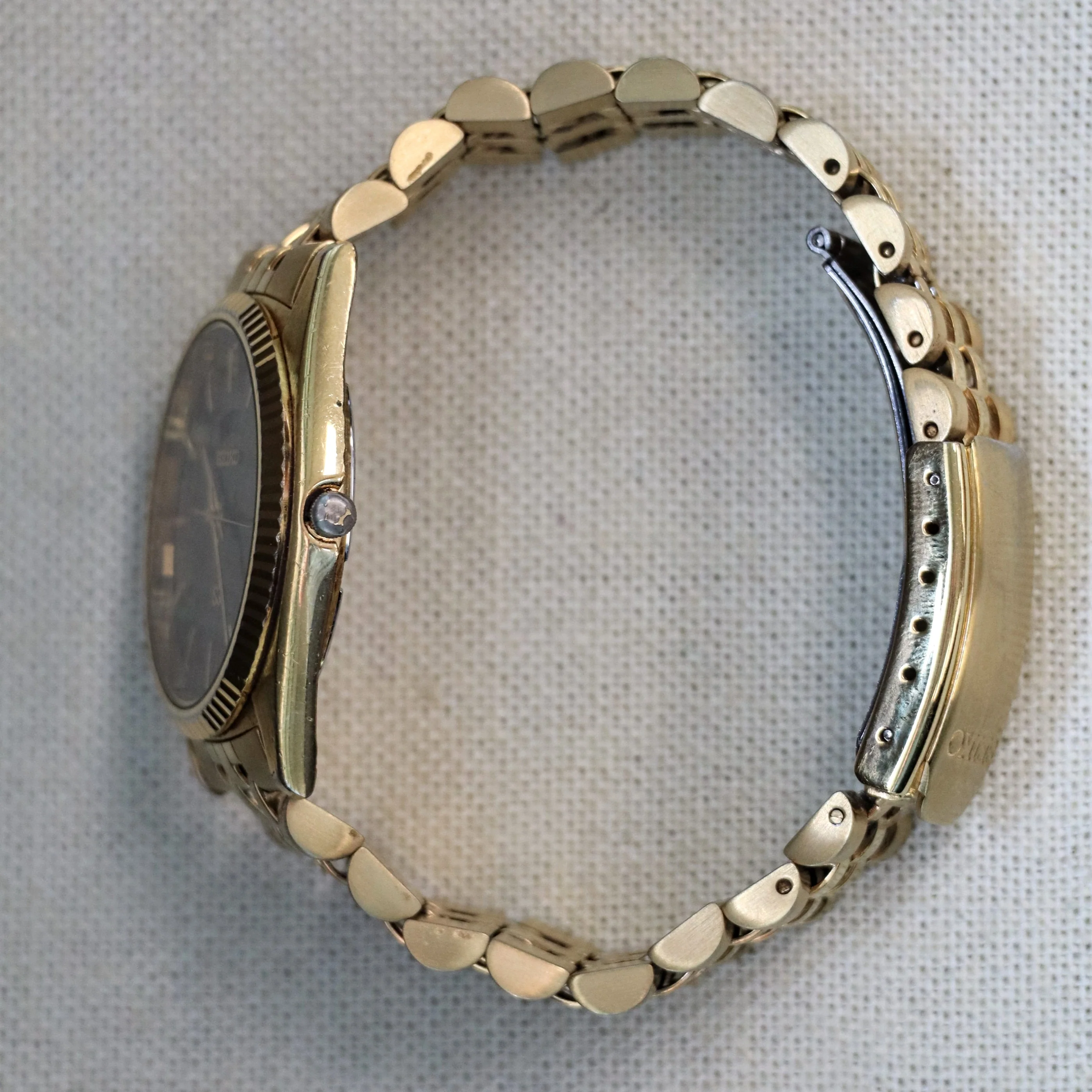 1990 SEIKO SQ Quartz Watch Day/Date 5Y23 Coin Edge Bezel and Original Bracelet - Image 12