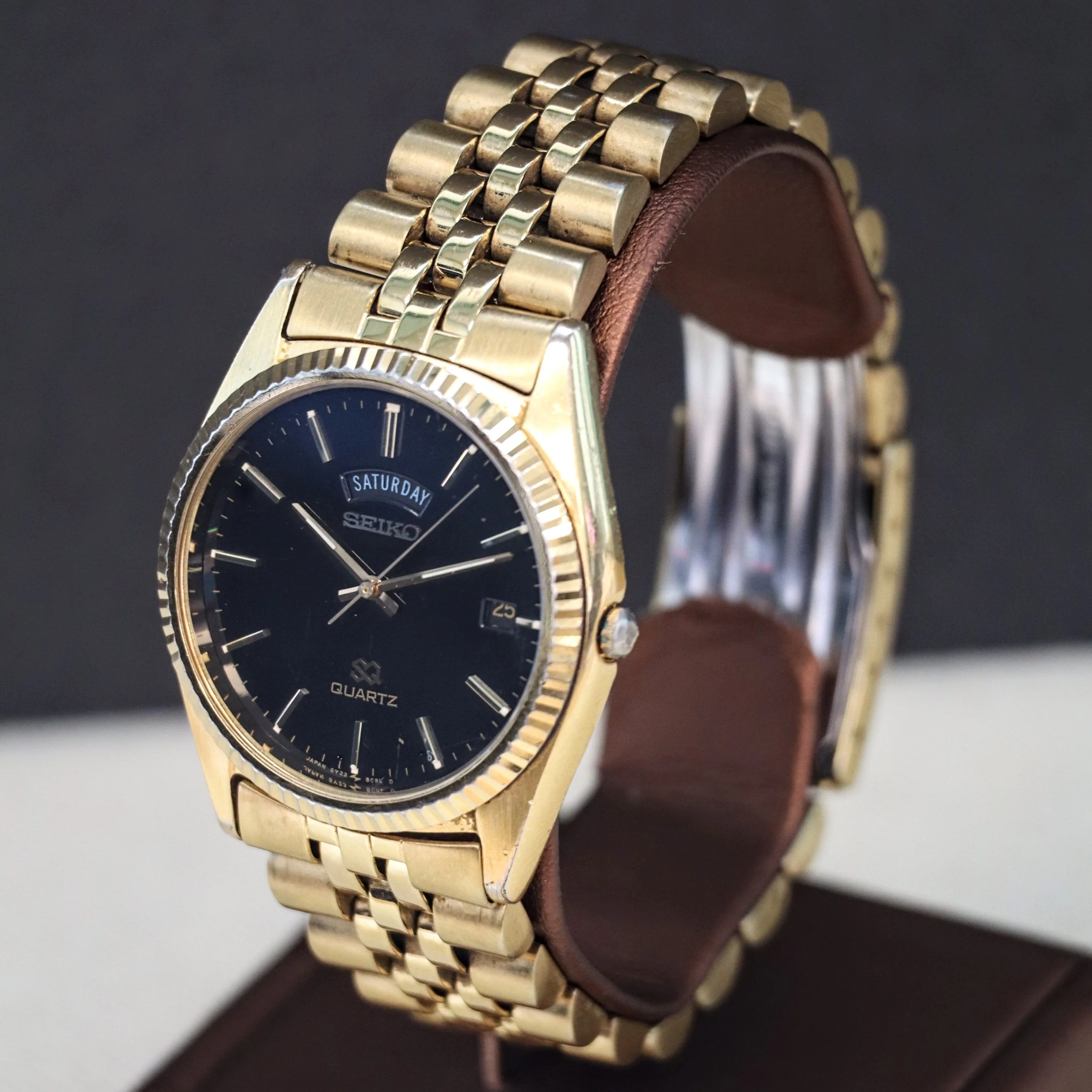 1990 SEIKO SQ Quartz Watch Day/Date 5Y23 Coin Edge Bezel and Original Bracelet - Image 5