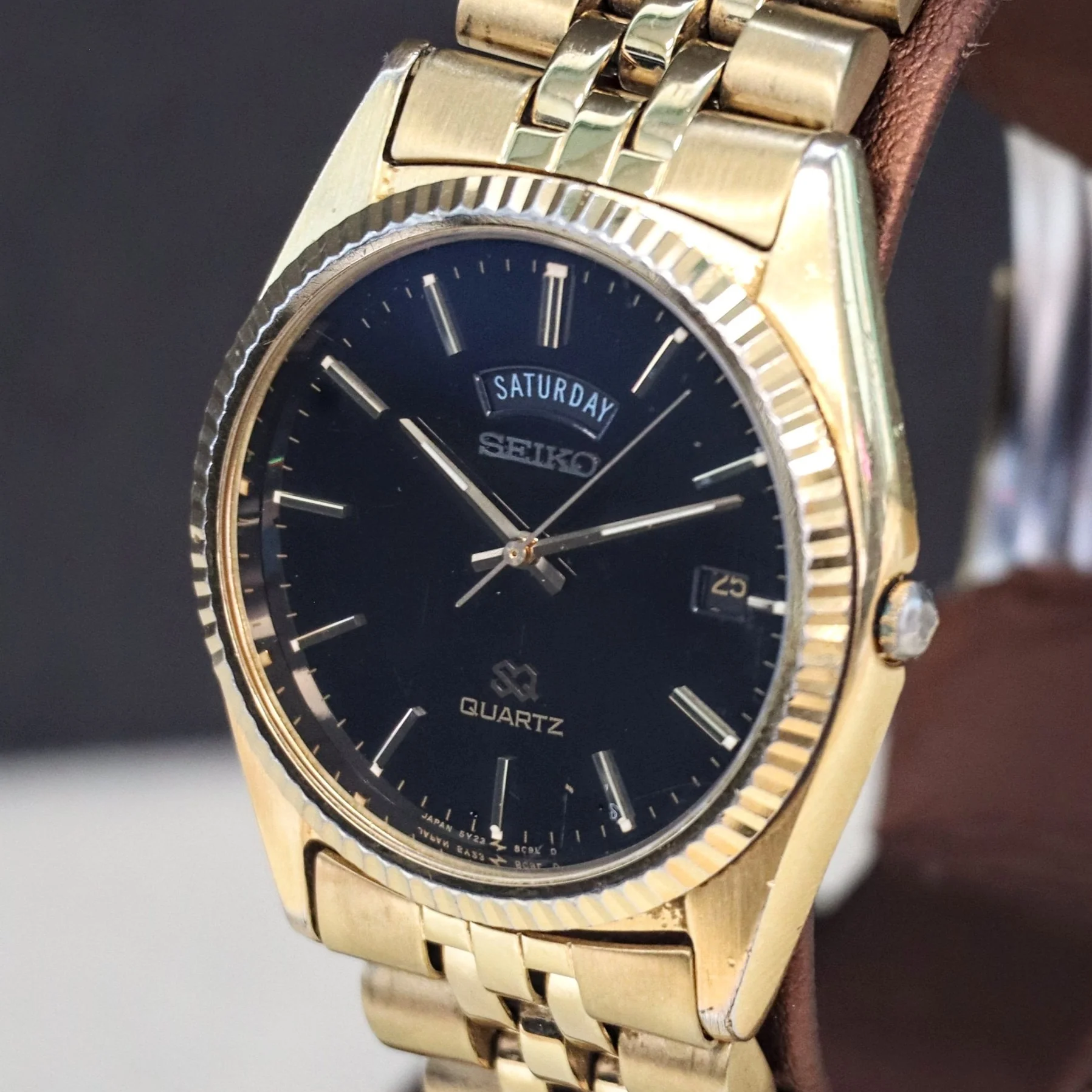 1990 SEIKO SQ Quartz Watch Day/Date 5Y23 Coin Edge Bezel and Original Bracelet - Image 6