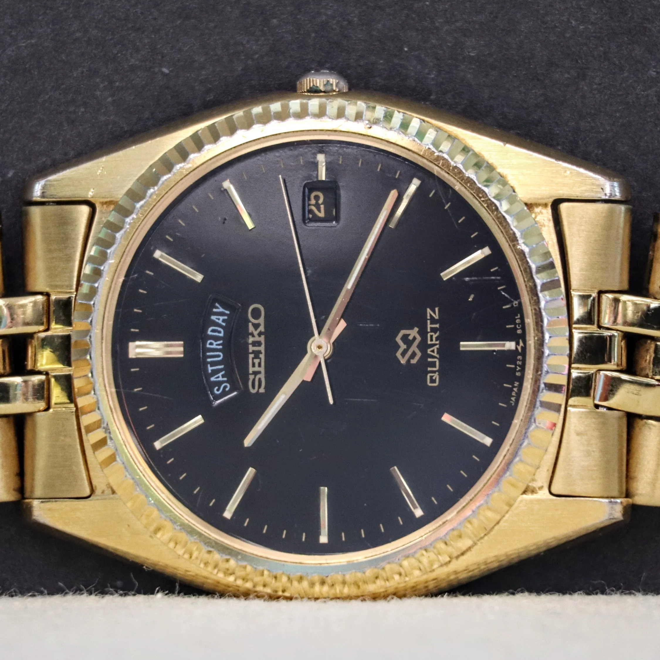 1990 SEIKO SQ Quartz Watch Day/Date 5Y23 Coin Edge Bezel and Original Bracelet - Image 7