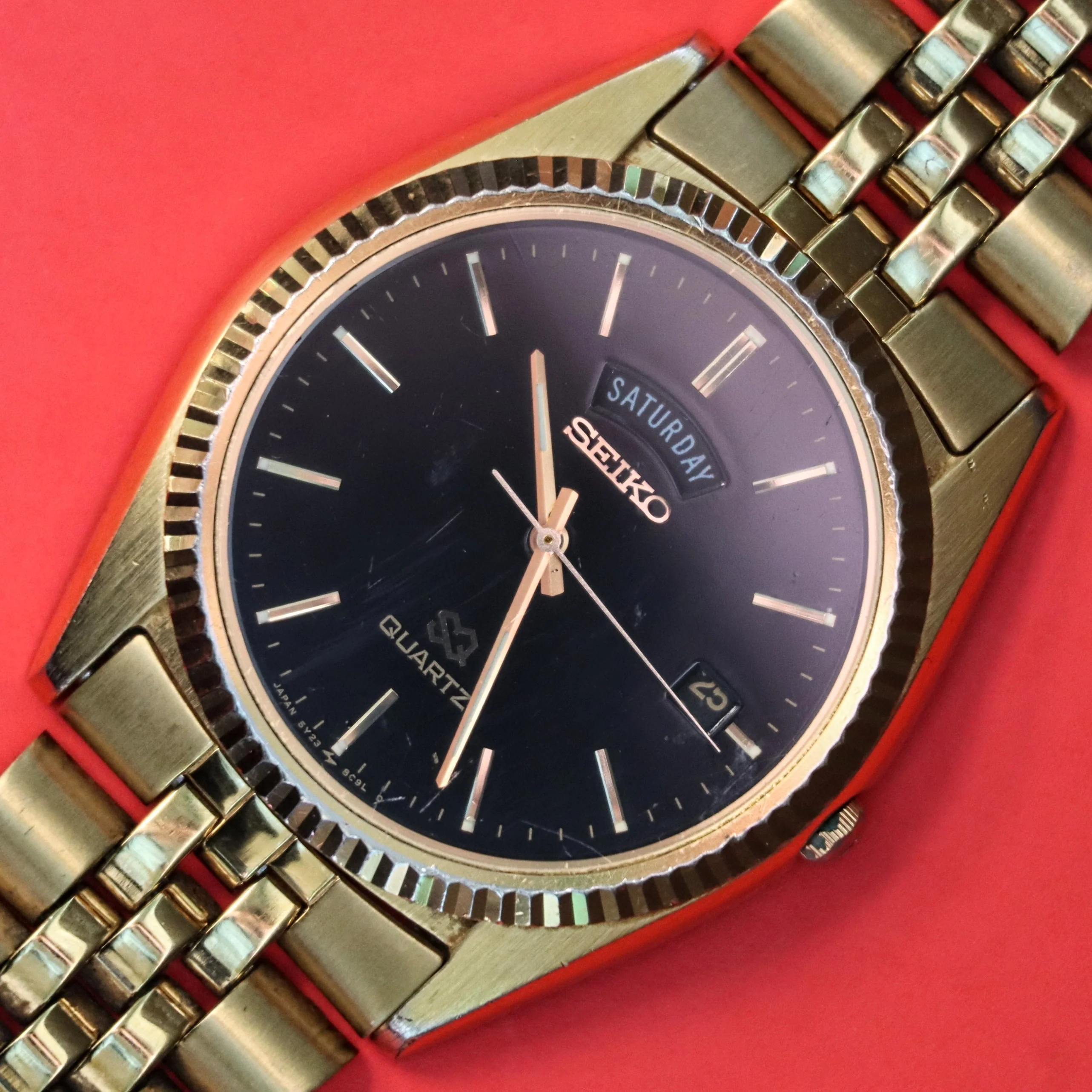 1990 SEIKO SQ Quartz Watch Day/Date 5Y23 Coin Edge Bezel and Original Bracelet - Image 8