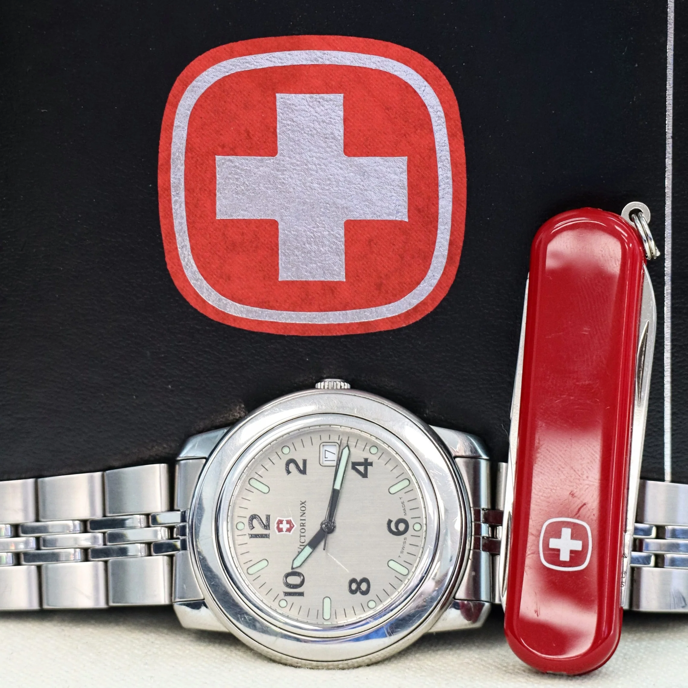 Vintage Victorinox Date 30mm Wristwatch Kit: Watch & Knife - Box & Papers - Image 4